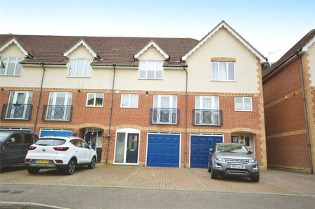 4 bedroom Mid Terrace House to rent