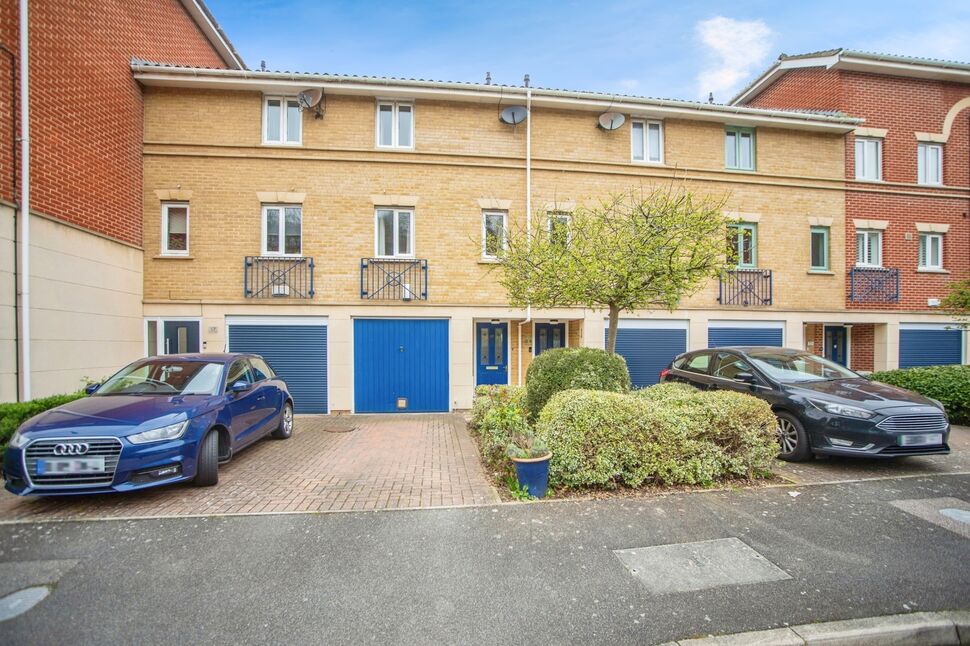 3 bedroom Mid Terrace House for sale, Applecross Close, Rochester, ME1