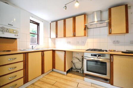 St. Margarets Banks, 1 bedroom Flat to rent, &pound;850 pcm