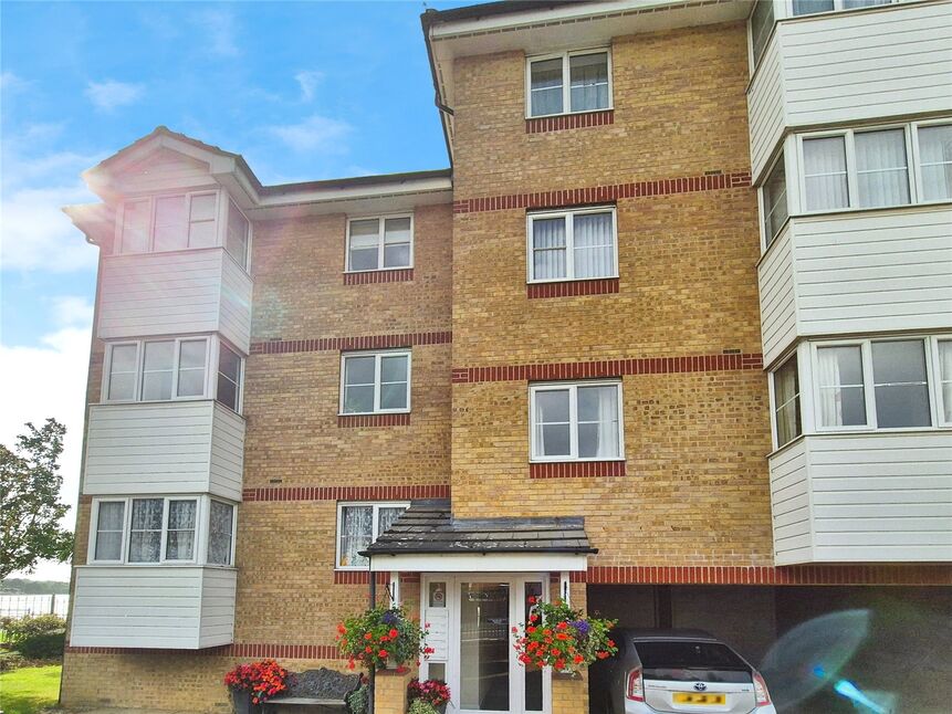 Main image of 2 bedroom  Flat for sale, Esplanade, Rochester, Kent, ME1