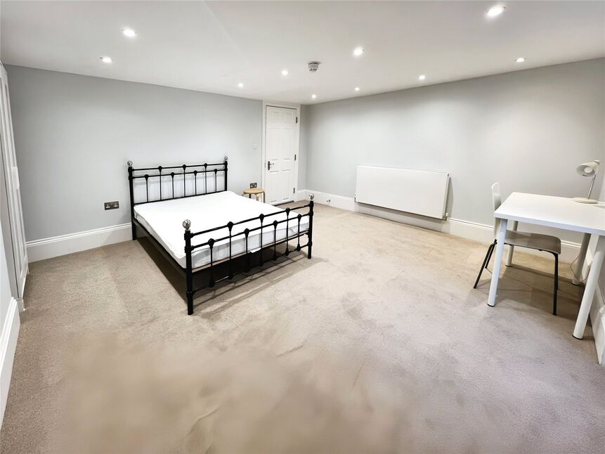 Main image of 1 bedroom  Room to rent, High Street, Rochester, Kent, ME1