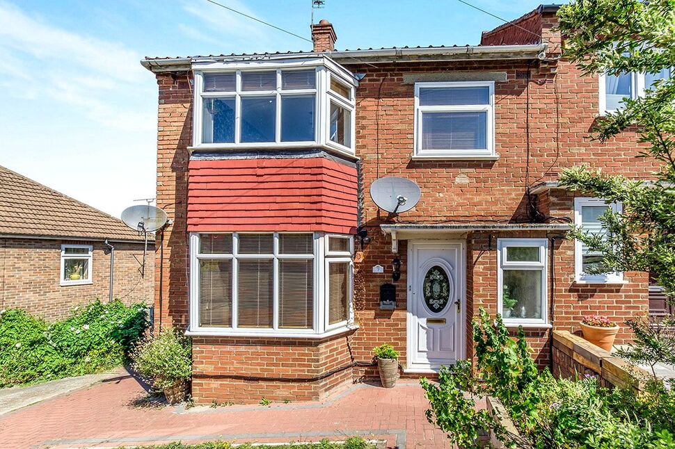 Main image of 4 bedroom Semi Detached House to rent, Fairlead Road, Rochester, Kent, ME1