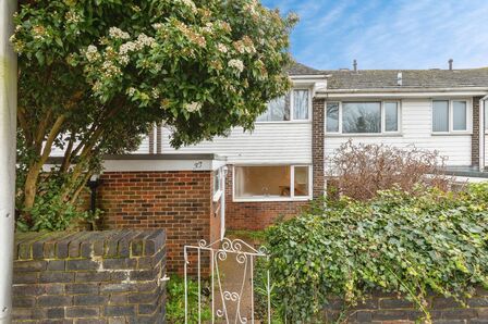 River Drive, 3 bedroom Mid Terrace House for sale, &pound;325,000