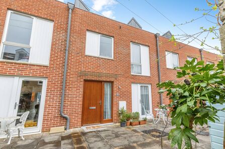 4 bedroom Mid Terrace House for sale