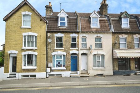 High Street, 2 bedroom Flat for sale, &pound;155,000
