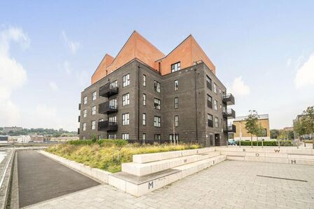 Blue Boar Lane, 2 bedroom Flat to rent, &pound;1,500 pcm