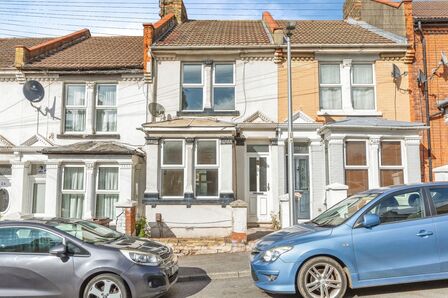 3 bedroom Mid Terrace House for sale