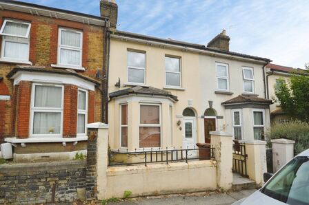 Grove Road, 3 bedroom House to rent, &pound;1,650 pcm