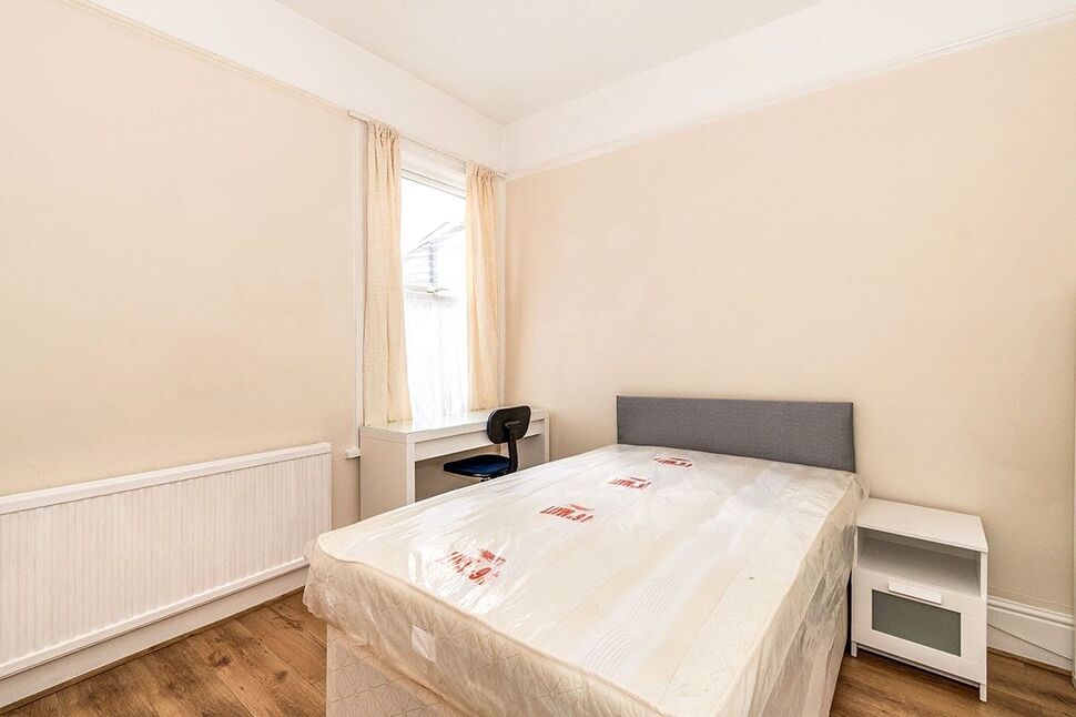 Main image of 1 bedroom Room to rent, Fawcett Road, Southsea, Hampshire, PO4