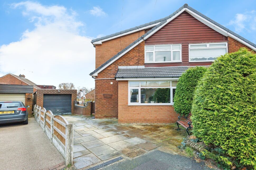 4 bedroom Semi Detached House for sale, Linkside Avenue, Royton, OL2