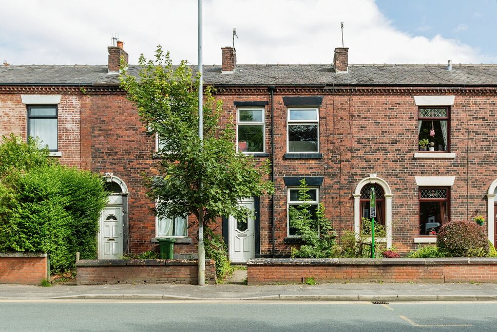 3 bedroom Mid Terrace House for sale, Milnrow Road, Shaw, OL2 £142,000