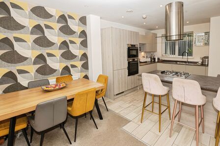 3 bedroom Mid Terrace House for sale