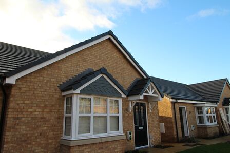 Vines Cross Way, 2 bedroom Semi Detached Bungalow to rent, £800 pcm