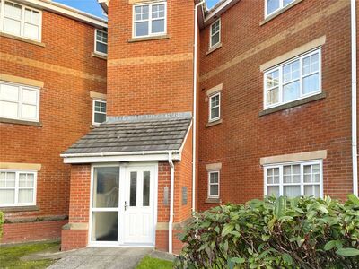 West Park Close, 2 bedroom  Flat to rent, £725 pcm