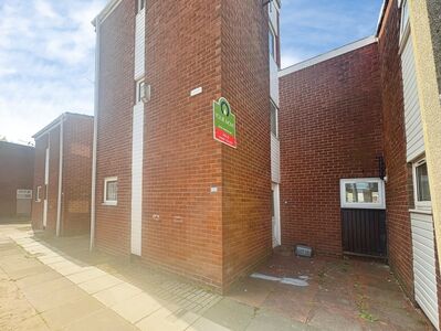 4 bedroom Mid Terrace House to rent