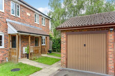 Grevillea Avenue, 2 bedroom Semi Detached House to rent, £1,250 pcm