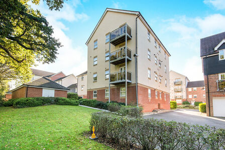 Whites Way, 2 bedroom Flat to rent, &pound;1,200 pcm