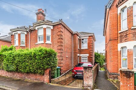 Richmond Road, 3 bedroom Semi Detached House to rent, £1,550 pcm