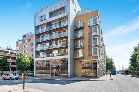 High Street, 1 bedroom Flat to rent, &pound;1,025 pcm