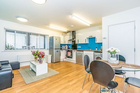 Carlton Place, 4 bedroom Flat to rent, &pound;1,900 pcm