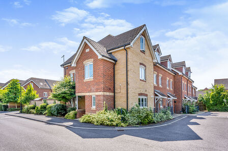 Grevillea Avenue, 4 bedroom End Terrace House to rent, £1,950 pcm