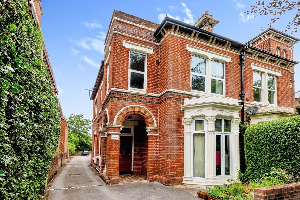 2 bedroom Flat for sale