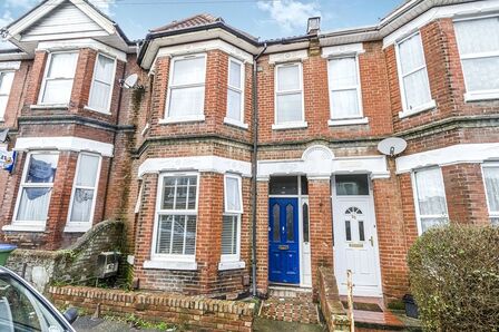 Tennyson Road, Flat to rent, &pound;995 pcm