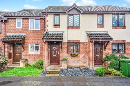 St. Lawrence Close, 2 bedroom Mid Terrace House to rent, &pound;1,250 pcm