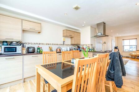 Dover Street, 3 bedroom Mid Terrace House to rent, £1,700 pcm