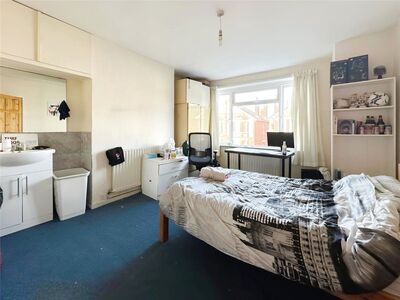Wilton Avenue, 4 bedroom Semi Detached House to rent, £1,700 pcm