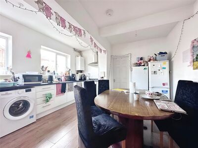 Welbeck Avenue, 6 bedroom Semi Detached House to rent, £2,460 pcm