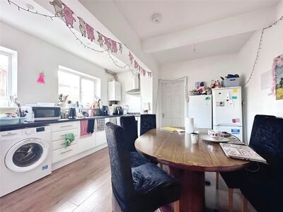 Welbeck Avenue, 6 bedroom Semi Detached House to rent, £2,600 pcm