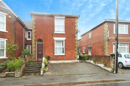 Avenue Road, 3 bedroom Detached House for sale, £325,000