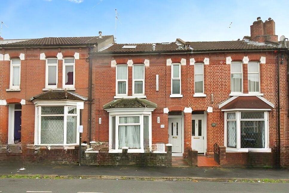 Main image of 6 bedroom Mid Terrace House for sale, Milton Road, Southampton, Hampshire, SO15