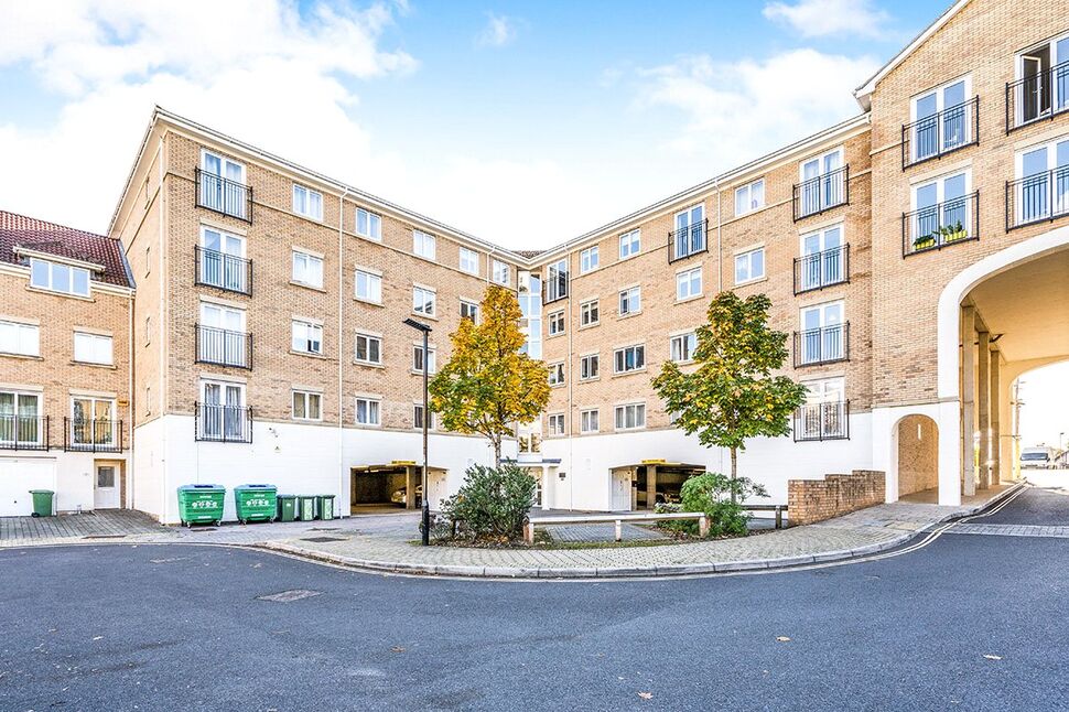 Main image of 2 bedroom Flat for sale, The Dell, Southampton, Hampshire, SO15