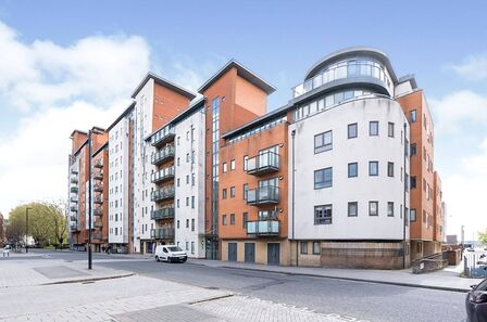 Lower Canal Walk, 1 bedroom  Flat to rent, £950 pcm