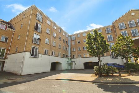 The Dell, 2 bedroom  Flat for sale, £200,000