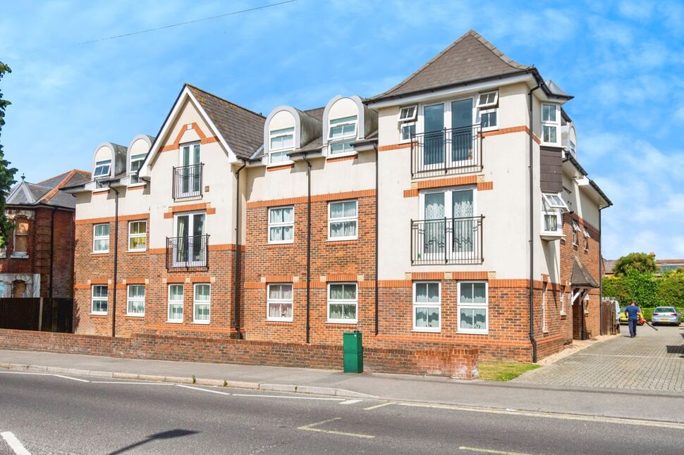 Main image of 2 bedroom Flat for sale, Winchester Road, Southampton, Hampshire, SO16