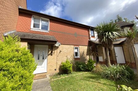 Dundonald Close, 2 bedroom Mid Terrace House to rent, £1,300 pcm