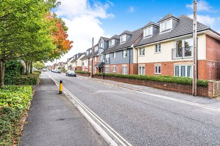 Laundry Road, 2 bedroom  Flat to rent, £1,200 pcm