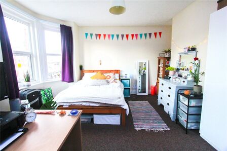 Newcombe Road, 5 bedroom Mid Terrace House to rent, £2,200 pcm