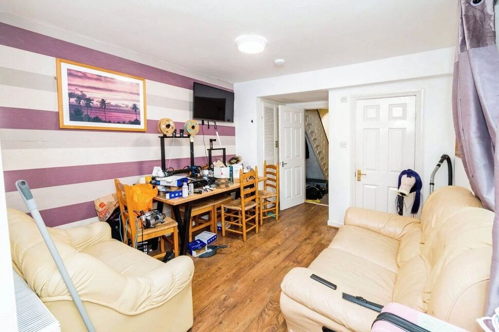1 bedroom Mid Terrace Room to rent