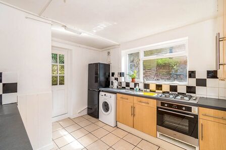 Newcombe Road, 4 bedroom Mid Terrace House to rent, £1,860 pcm