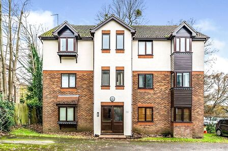 Briarswood, 2 bedroom  Flat to rent, £1,100 pcm