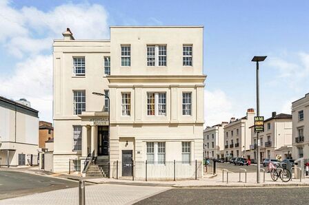 Carlton Crescent, 2 bedroom  Flat to rent, £1,950 pcm