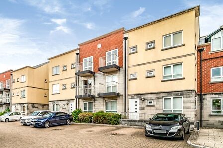 Gloucester Square, 2 bedroom  Flat to rent, £1,300 pcm