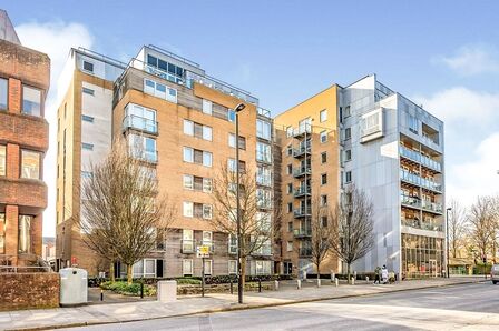 High Street, 3 bedroom  Flat to rent, £1,900 pcm