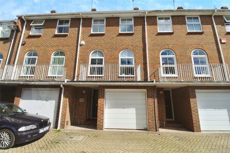 3 bedroom Mid Terrace House for sale