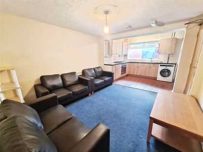 Lodge Road, 4 bedroom Mid Terrace House to rent, £1,600 pcm