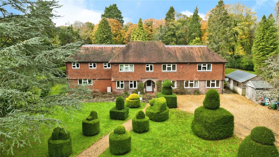 Main image of 5 bedroom Detached House for sale, Kingsmead, Wickham, Hampshire, PO17